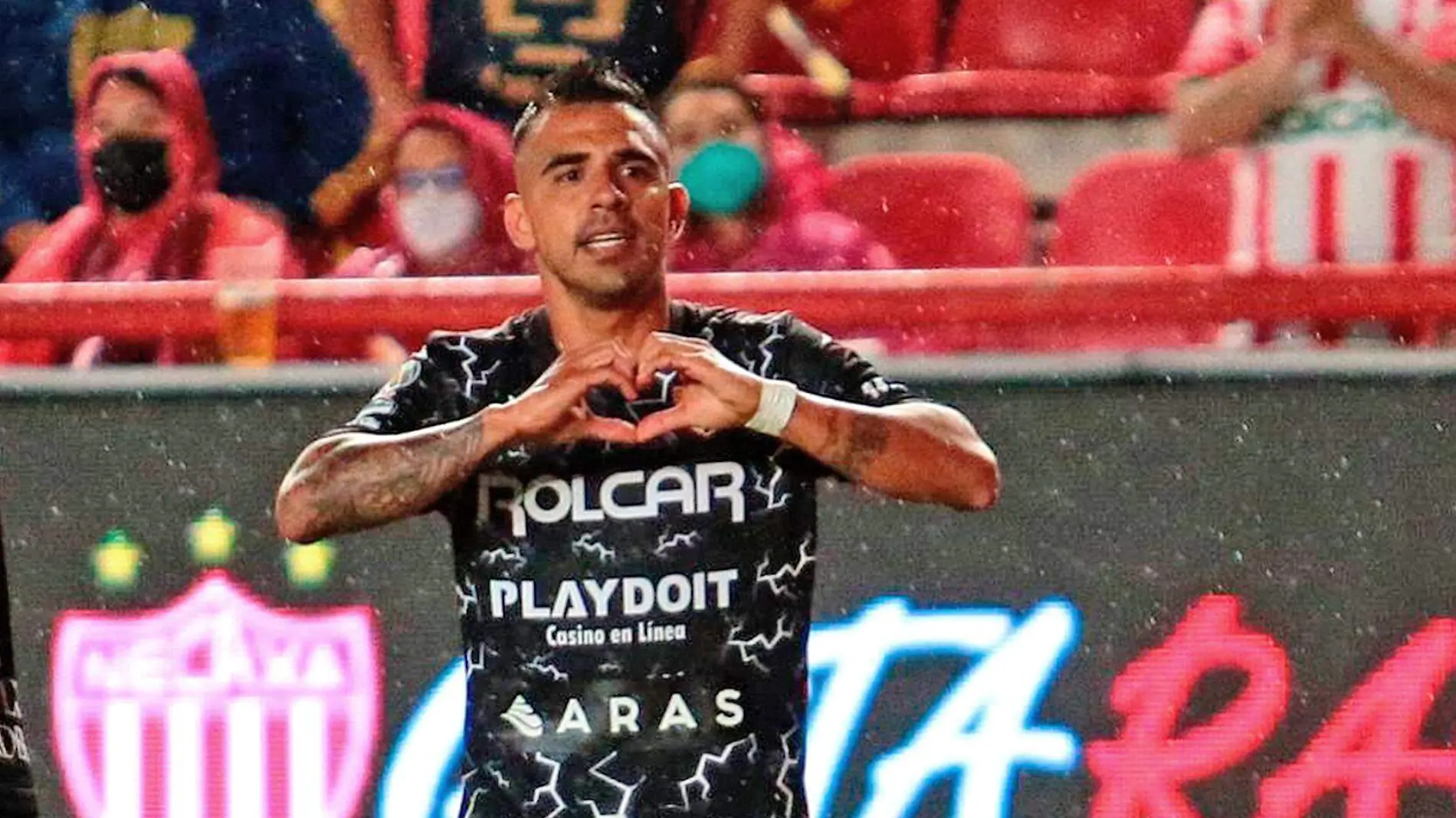 jugador de necaxa celebra victoria